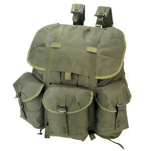 Modularer, olivgrüner Militärrucksack aus Gurtband als Kampfbegleiter